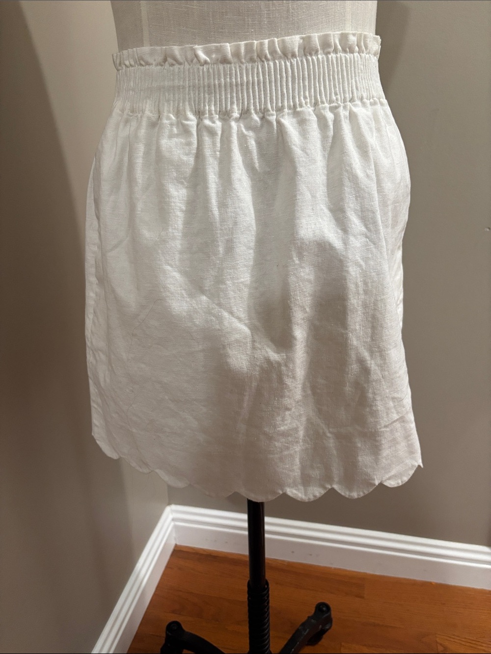 Ladies J. Crew White Scallop-Hem Mini Skirt size 6